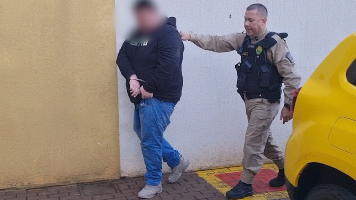 Imagem referente a Homem armado atira contra populares, foge de carro por app e acaba preso pela PM