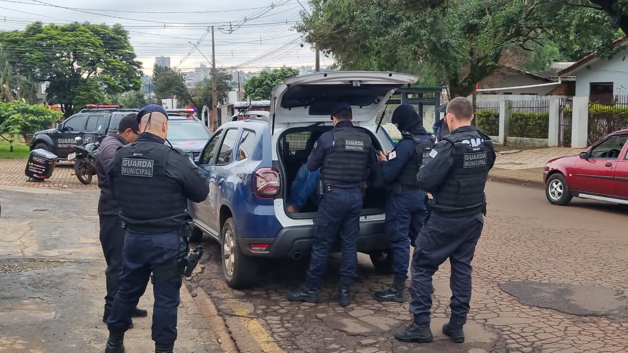 Viaturas da GM e helicóptero da PM encontram dupla que furtou moto de entregador