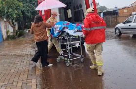 Em dia frio e úmido, idosa de 91 anos cai em casa e sofre luxação no fêmur
