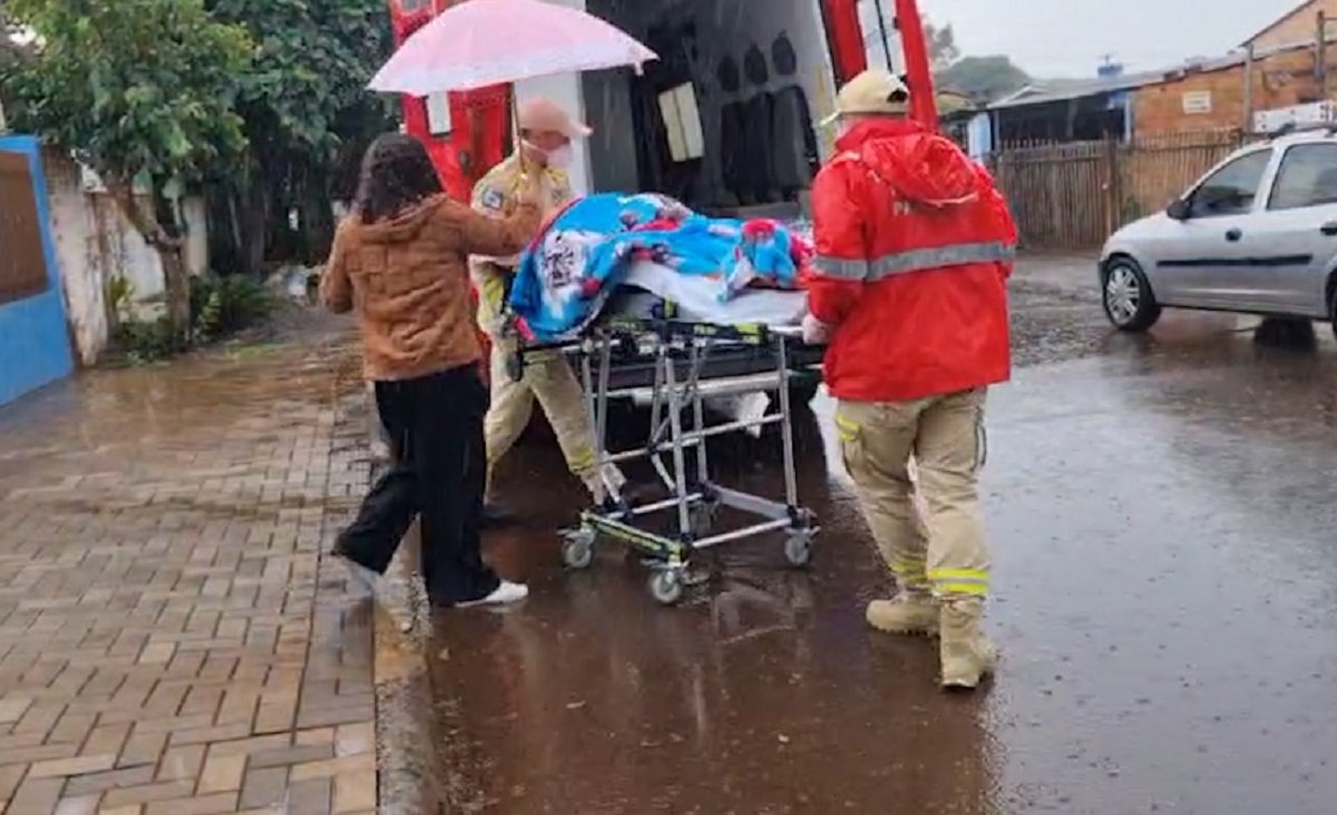 Em dia frio e úmido, idosa de 91 anos cai em casa e sofre luxação no fêmur