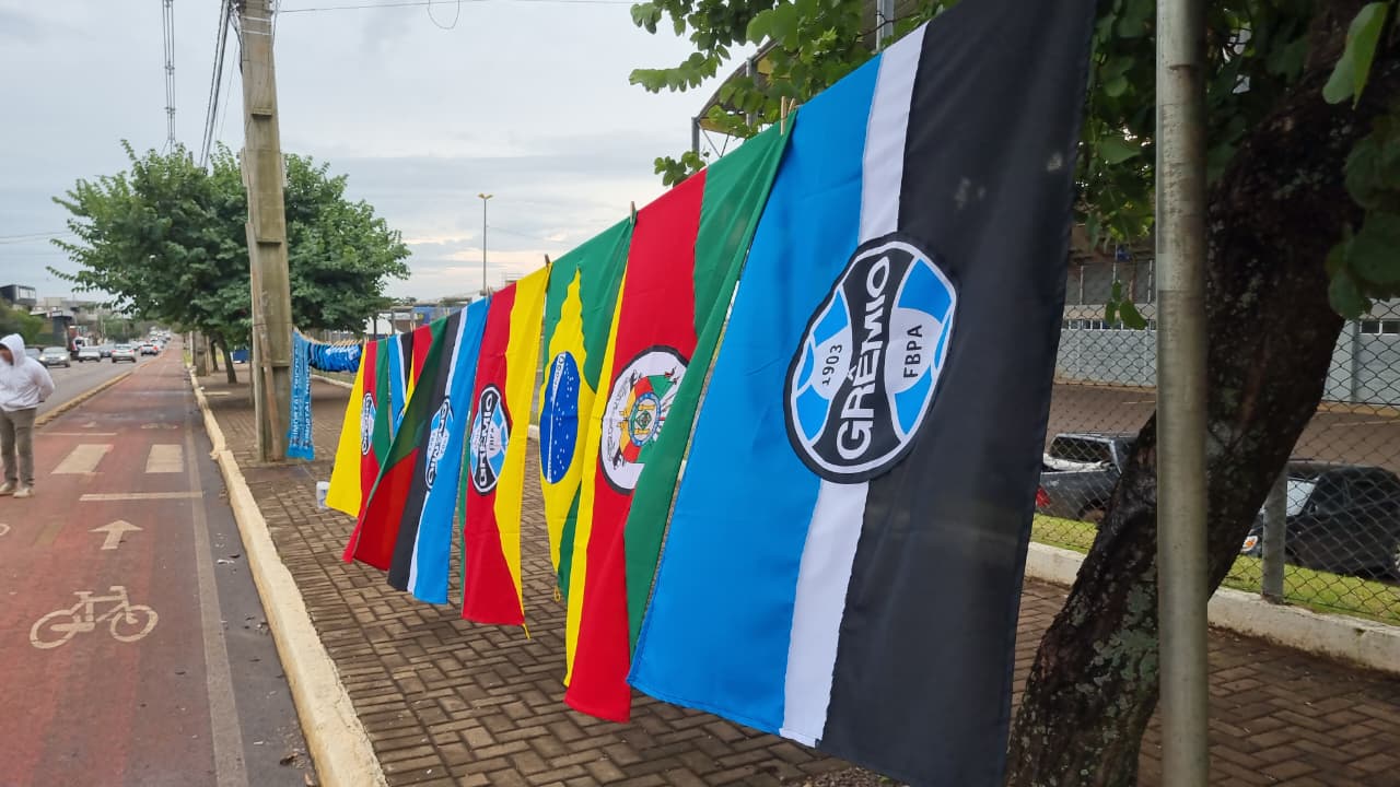 Comércio ambulante movimenta entorno do Estádio Olímpico Regional para FC Cascavel x Grêmio