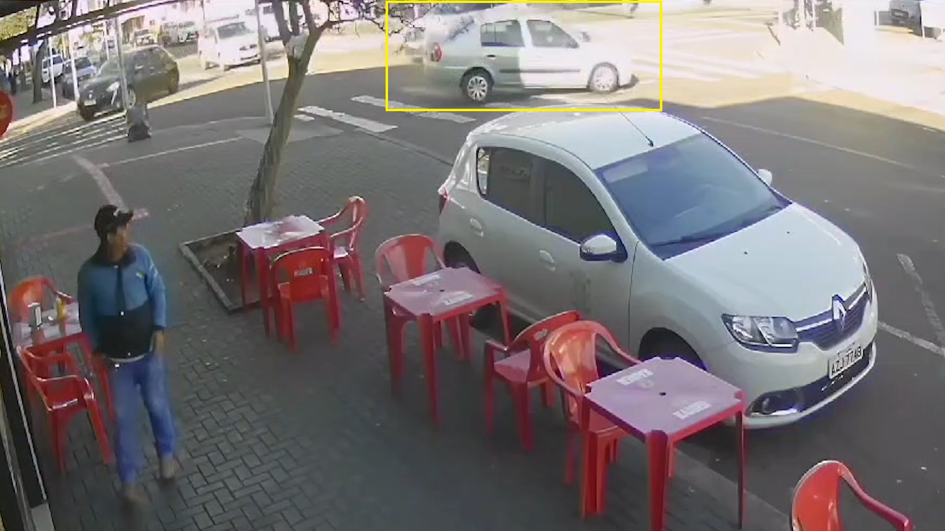 Veja como ocorreu acidente entre Clio e Pulse no Centro de Cascavel