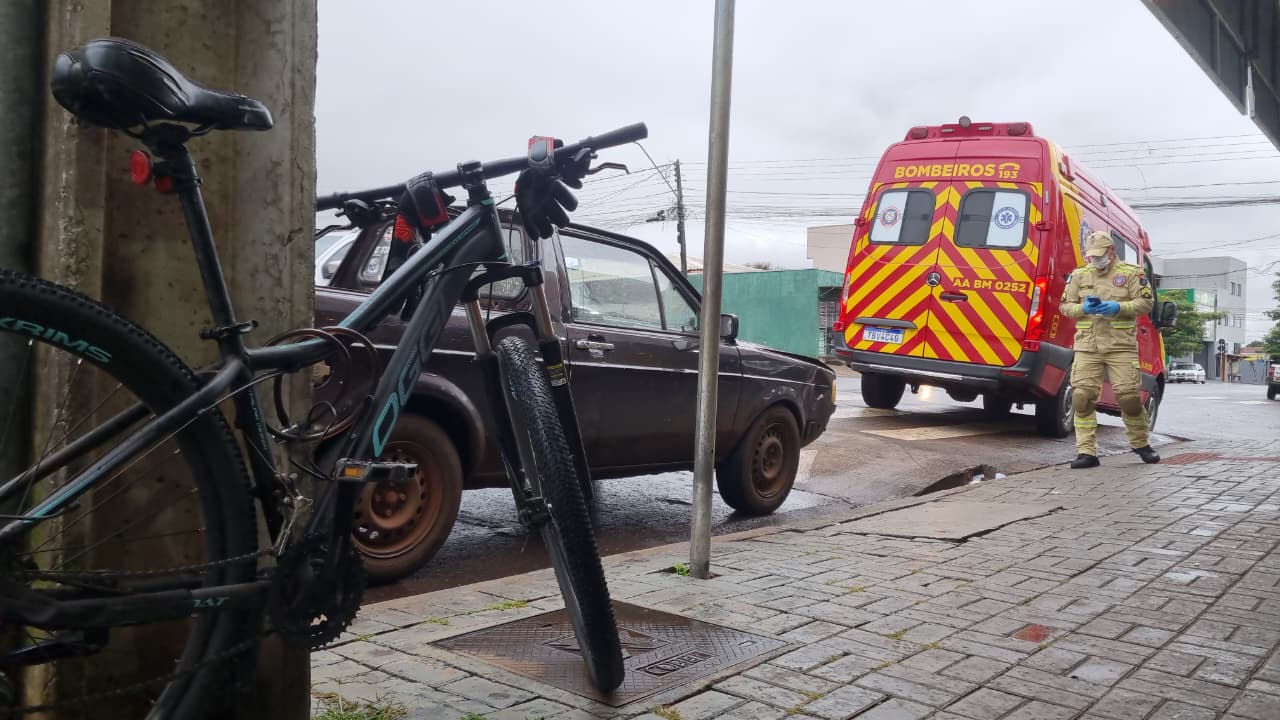 Ciclista fica ferido após porta de Saveiro ser aberta e provocar acidente em Cascavel
