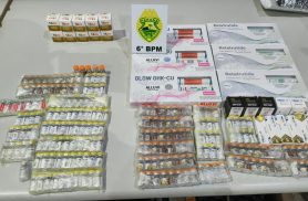 Contrabando de cigarros e medicamentos é descoberto em fiscalização da PM na Rodoviária de Cascavel