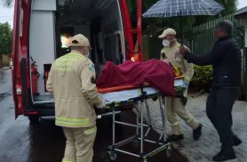 Vítima é socorrida pelo SIATE após queda em residência no Bairro Brasmadeira