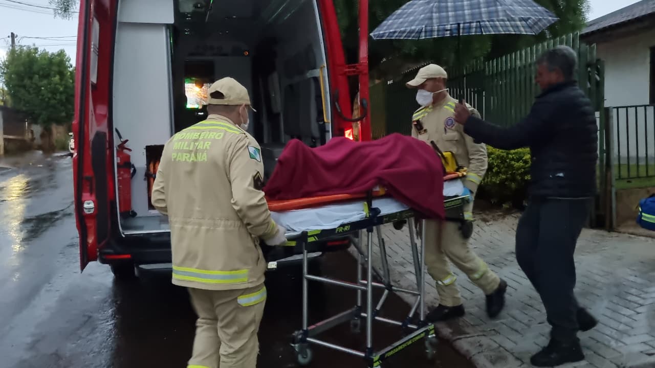 Vítima é socorrida pelo SIATE após queda em residência no Bairro Brasmadeira