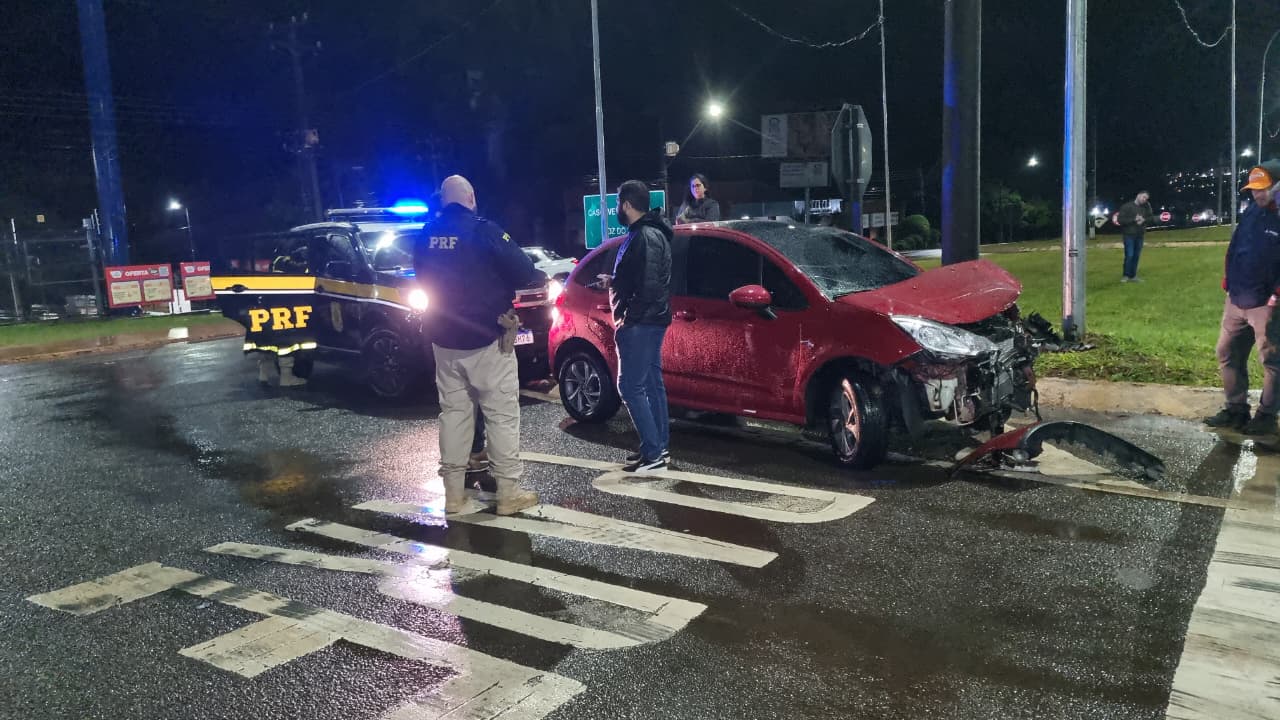 Veículos se envolvem em acidente no Trevo da Portal