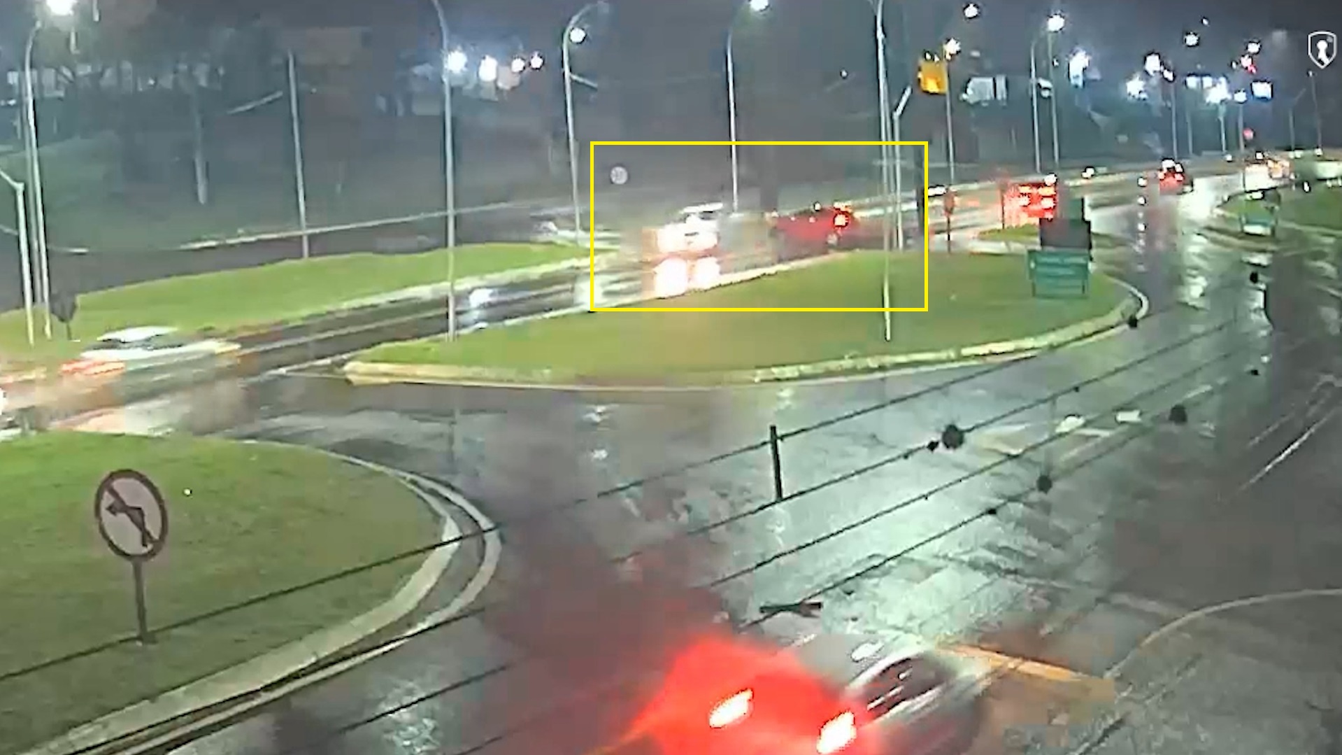 Câmera flagra momento de forte colisão no Trevo do Portal, em Cascavel
