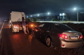 Corolla sai da pista após falha mecânica e fica preso em valeta na BR-369, em Cascavel