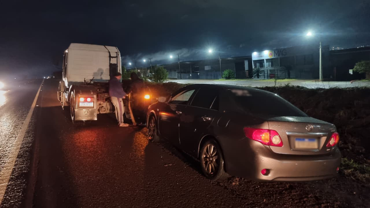 Corolla sai da pista após falha mecânica e fica preso em valeta na BR-369, em Cascavel