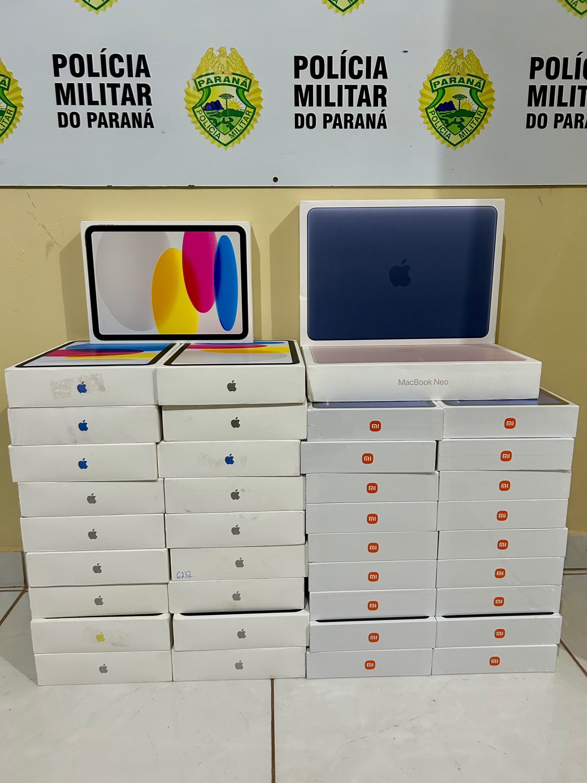 Imagem relativa a Mulher é flagrada com 37 iPads e 2 MacBooks sem comprovação fiscal em ônibus abordado pela ROTAM
