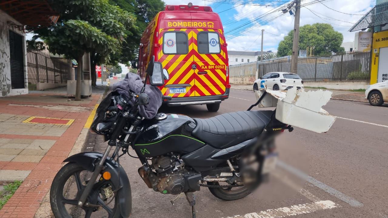 Forte colisão entre moto e ônibus é registrada no Centro