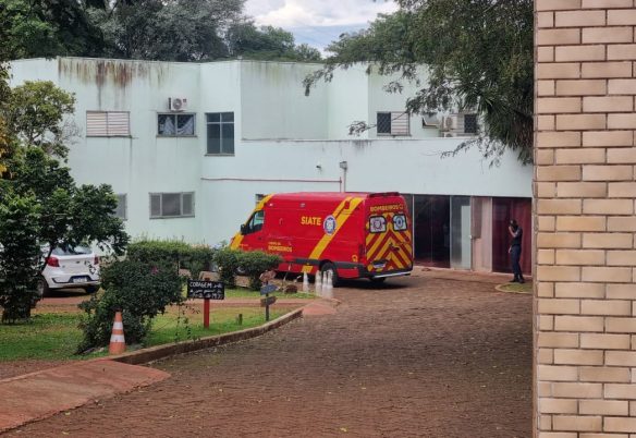 Mulher é socorrida pelo Siate em instituição no Brasmadeira