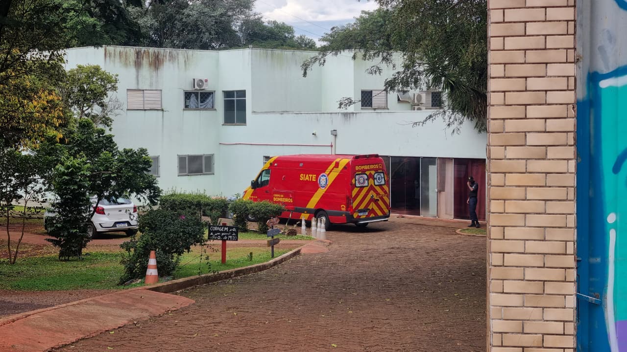 Mulher é socorrida pelo Siate em instituição no Brasmadeira