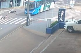 Nasceu de novo! Câmera registra forte colisão entre moto e ônibus em Cascavel
