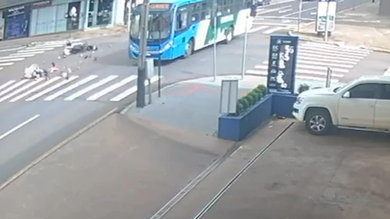 Nasceu de novo! Câmera registra forte colisão entre moto e ônibus em Cascavel