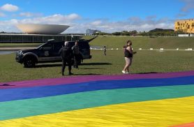 Polícia legislativa proíbe bandeira LGBTQIA+ em gramado do Congresso