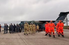 Tem gente que passa a vida fugindo do perigo. Os bombeiros fazem o caminho contrário.