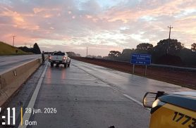 Motorista sem habilitação bate carro em mureta na BR-277 e é flagrado bêbado