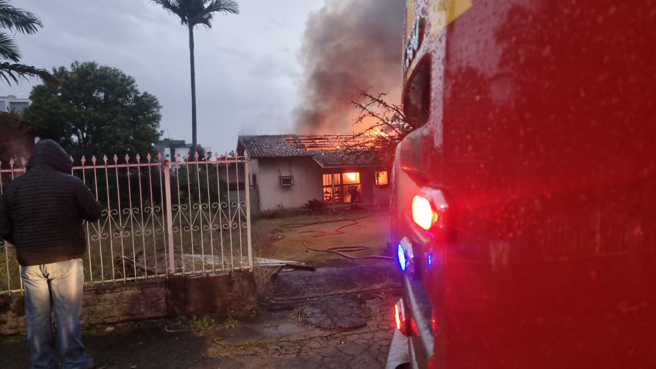 Residência pega fogo no Centro de Cascavel