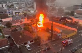 Imagens mostram início de incêndio no Centro de Cascavel e chegada dos Bombeiros