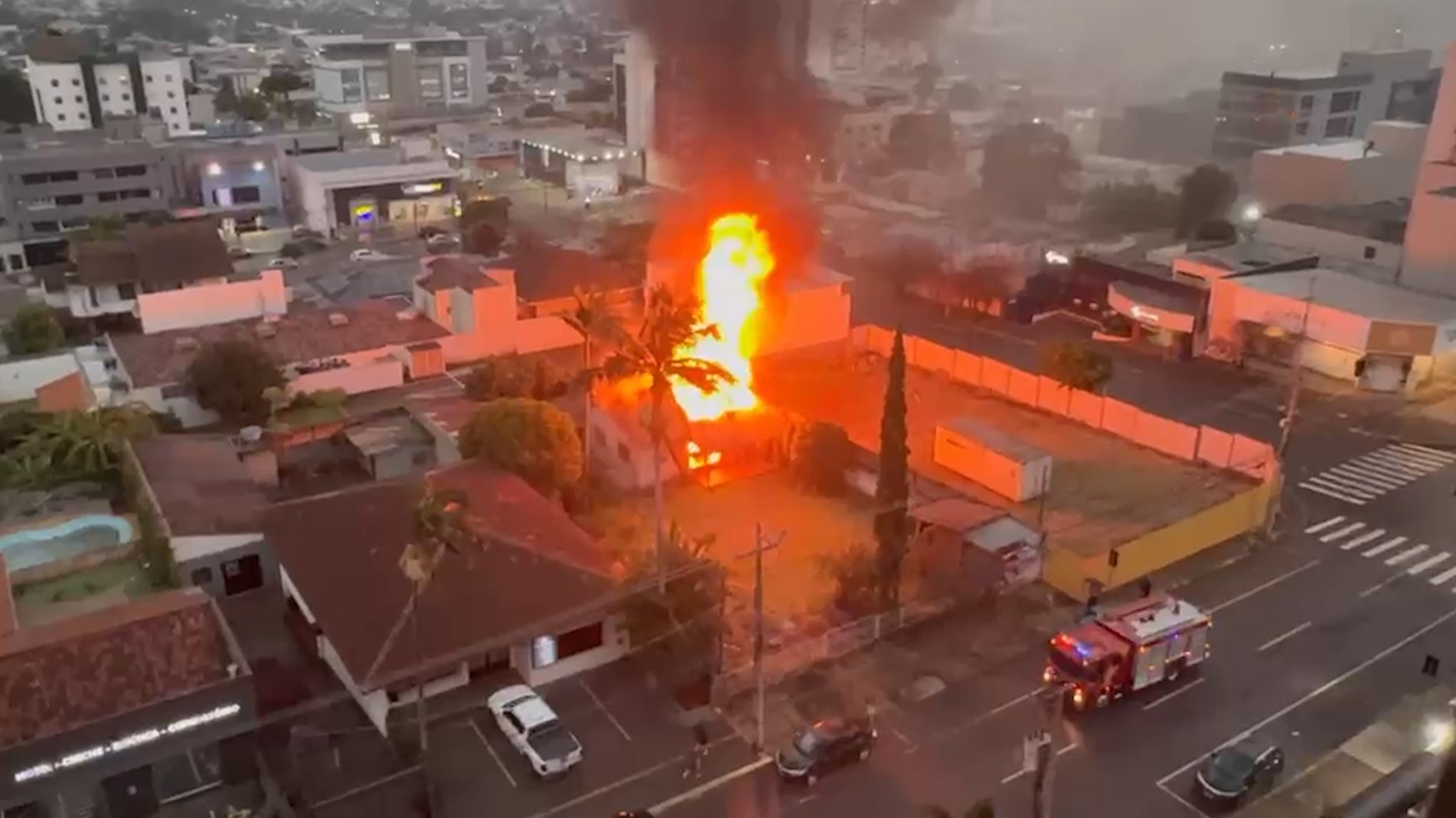 Imagens mostram início de incêndio no Centro de Cascavel e chegada dos Bombeiros