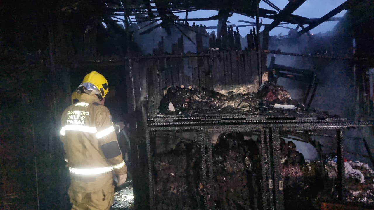 Imagens mostram destruição total no interior de casa incendiada no Centro de Cascavel