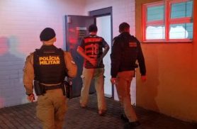 Homem embriagado ameaça esposa com enxada