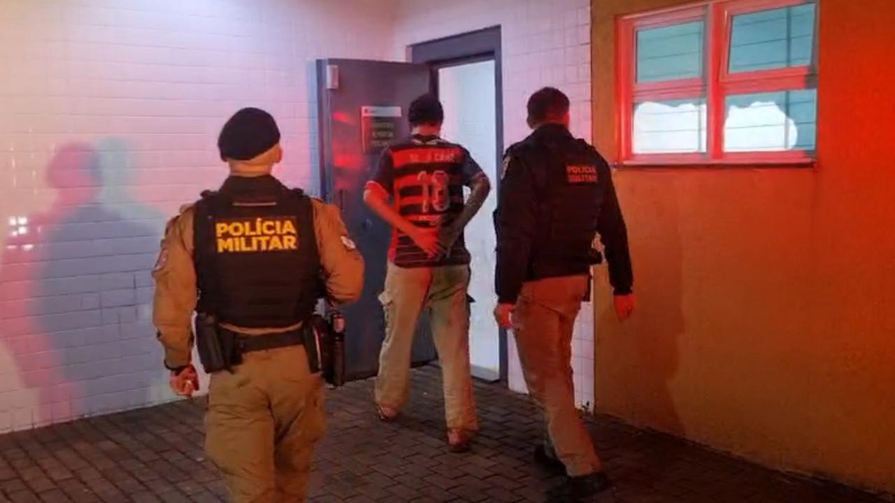 Homem embriagado ameaça esposa com enxada