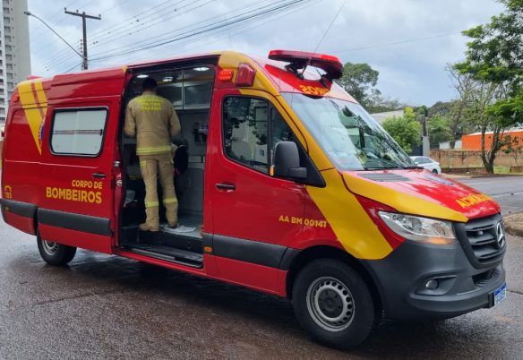 Motociclista é socorrido após acidente no Bairro Neva