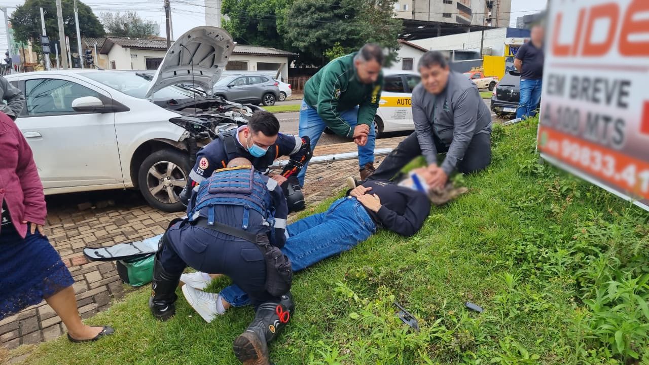 Uno e Prisma se envolvem em colisão no Bairro Coqueiral