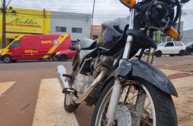 Homem tem laceração na perna após colisão entre carro e moto na Rua Jacarezinho