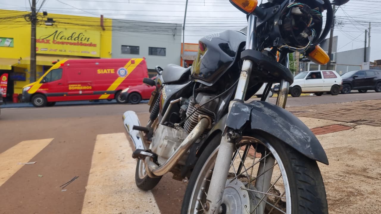 Homem tem laceração na perna após colisão entre carro e moto na Rua Jacarezinho
