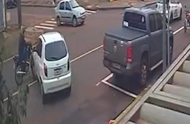 Vídeo mostra carro realizando conversão no meio da quadra e batendo com moto