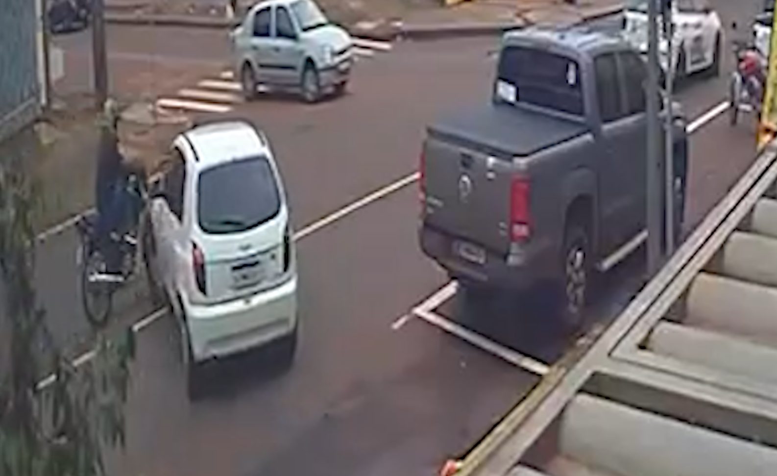 Vídeo mostra carro realizando conversão no meio da quadra e batendo com moto