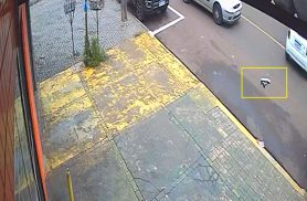 Tênis voa após impacto e câmera registra violência de acidente com motociclista que sofreu laceração