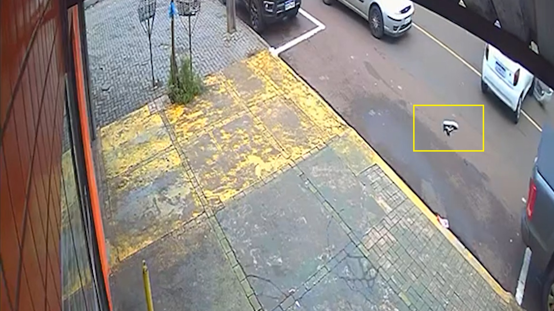 Tênis voa após impacto e câmera registra violência de acidente com motociclista que sofreu laceração