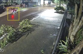Câmera flagra furto de moto e ladrão foge deixando bicicleta e par de tênis para trás em Cascavel