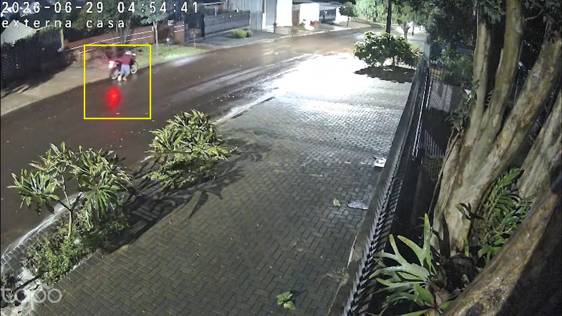 Câmera flagra furto de moto e ladrão foge deixando bicicleta e par de tênis para trás em Cascavel