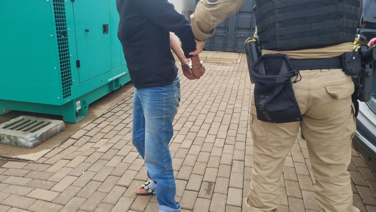 Mulher é presa após invadir casa e furtar joias e body splash no Bairro Universitário, em Cascavel