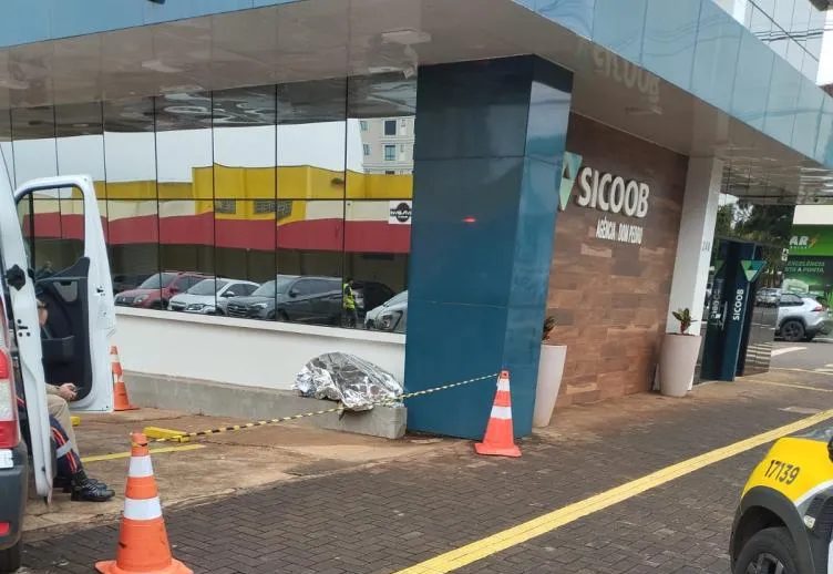 Homem em situação de rua é encontrado morto em banco no centro de Marechal Cândido Rondon Imagem referente a Homem em situação de rua é encontrado morto em banco no centro de Marechal Cândido Rondon