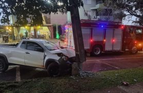 Motorista de fora perde o controle e bate em poste no centro