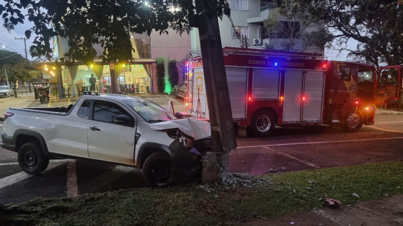 Motorista de fora perde o controle e bate em poste no centro