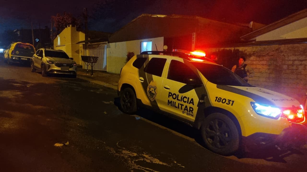 Idoso é encontrado morto dentro de casa; martelo com marcas de sangue é localizado