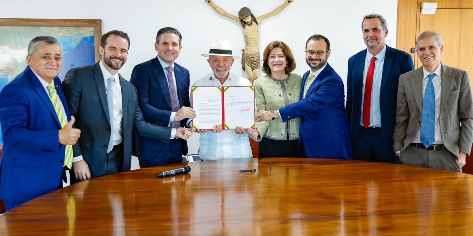 Imagem referente a Lula entrega a Motta projeto para beneficiar MEIs