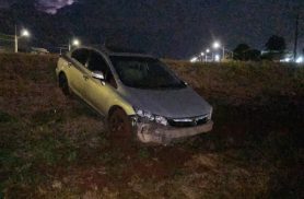 Carro bate em barranco na BR-467 em Cascavel após motorista perder o controle