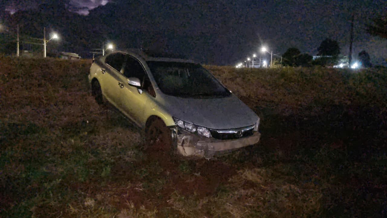 Carro bate em barranco na BR-467 em Cascavel após motorista perder o controle