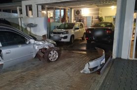 Astra atravessa rua e bate contra carro estacionado em garagem; gestante e bebê são encaminhadas ao hospital em Cascavel