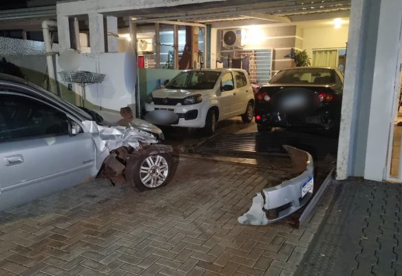 Astra atravessa rua e bate contra carro estacionado em garagem; gestante e bebê são encaminhadas ao hospital em Cascavel