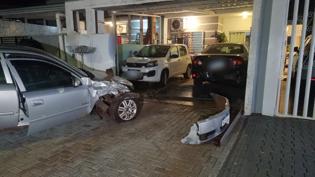 Astra atravessa rua e bate contra carro estacionado em garagem; gestante e bebê são encaminhadas ao hospital em Cascavel